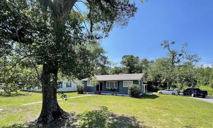 Long Beach Cottage | Cute Cottage near beach sleeps 6