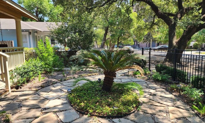 Greater Heights House | Cute Quiet Garage Apt Home