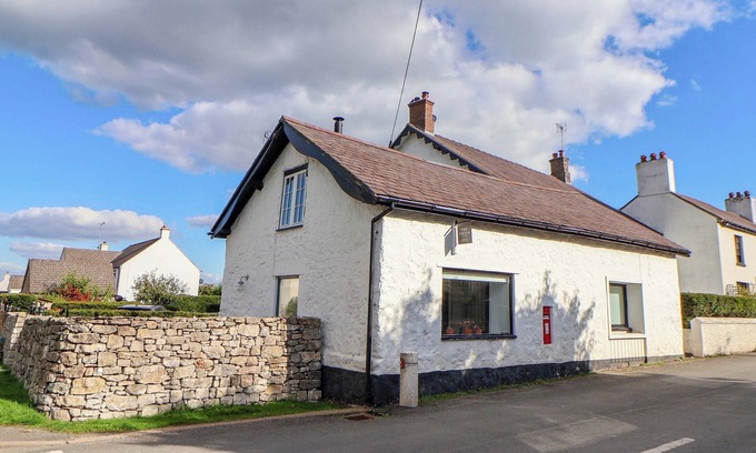 Cilcain House | CWTCH, pet friendly, character holiday cottage in Cilcain