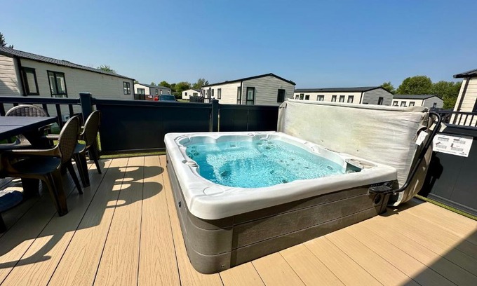 South Cerney House | Daisy Hot Tub Lodge