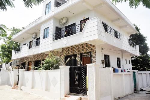 Akalkot House | Daneshwari Bhakt Niwas