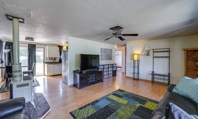 Darrington House | Darrington Rental w/Private Yard & Mountain Views