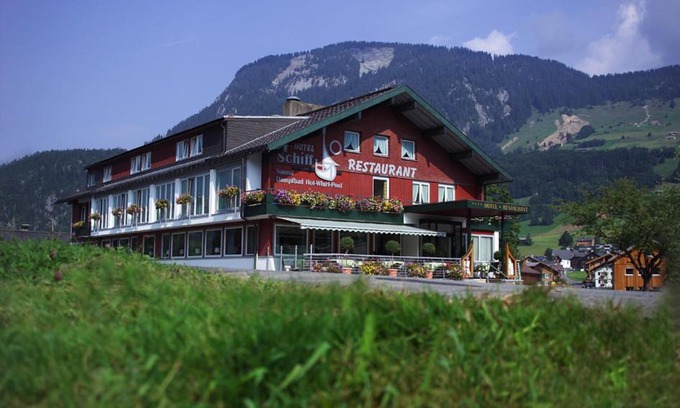 Au Hotel | Das Schiff in den Bergen