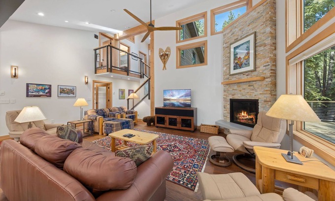 Ridgewood House | Daybreak by Tahoe Getaways - New Remodel w/Private Hot Tub