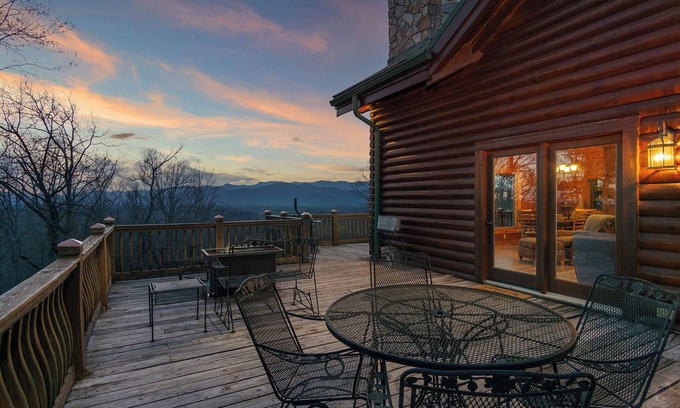 Marion Cabin | Days Like This | Pet Friendly, Charcoal Grill, Deck & Mountain Views! - 2 Bedroom, 2.5 Bathroom