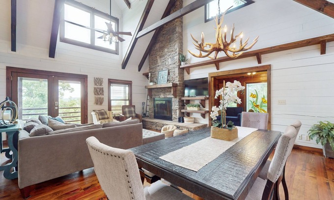 Royal Pines House | Dazzling retreat: 2 Suites, mtn views - 20 Min to Biltmore Estate in Asheville