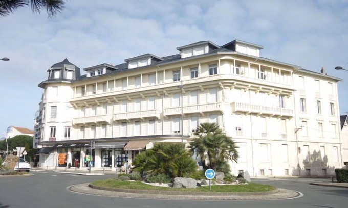 Pontaillac Apartment | de la Plage et d'Angleterre by Interhome