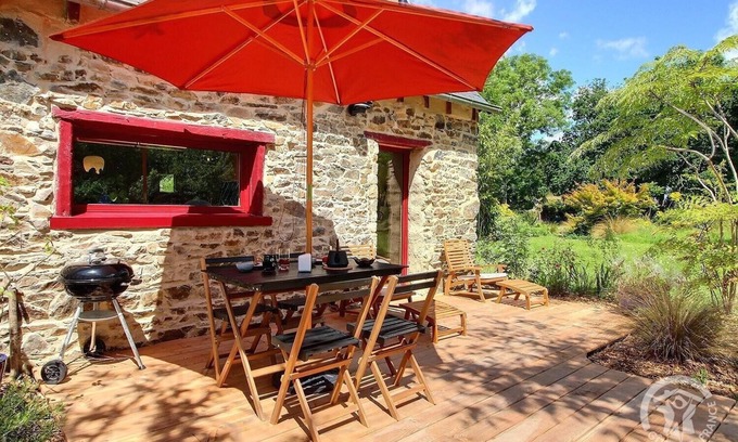 Saint-Clet House | De Rulinen - Orchard side