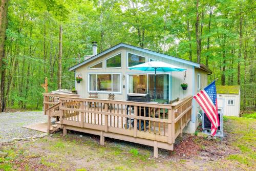 Pocono Lake House | Deck and Fire Pit Pet-Friendly Pocono Lake Abode!