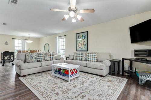 Crystal Beach House | Deep Blue Yonder - Ping-pong! Bikes! Games! Cute and cozy 3-bed, 2-bath home in the heart of Crystal Beach!