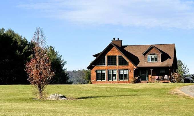 Jay House | Deer Haven Lodge on 16 acres with mountain views and fireplace