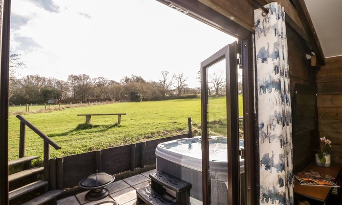 Wimborne Cottage | DEER LODGE, romantic, country holiday cottage in Wimborne Minster
