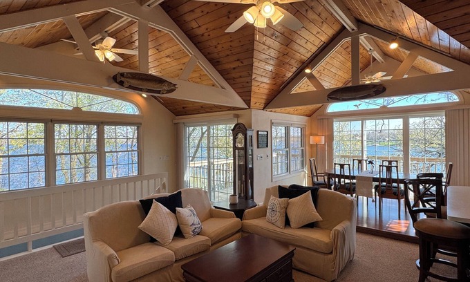 Delavan Lake House | Delavan Lakefront! The Avalon on Delavan