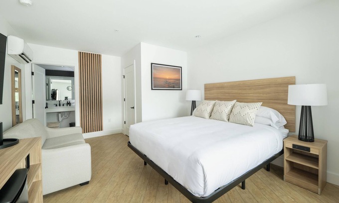 Rehoboth Beach Hotel | Deluxe King | The Waypoint | Refined Stay Near Rehoboth Beach w/Free Parking