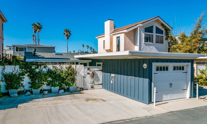 Pierpont Bay Cottage | Designer Beach Oasis with Patio & Gardens | 4 Doors to the Beach