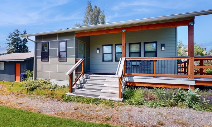 Central Tacoma Apartment | Designer Cottage | Accessible Kitchen & Bathroom | 5 Minutes to Downtown