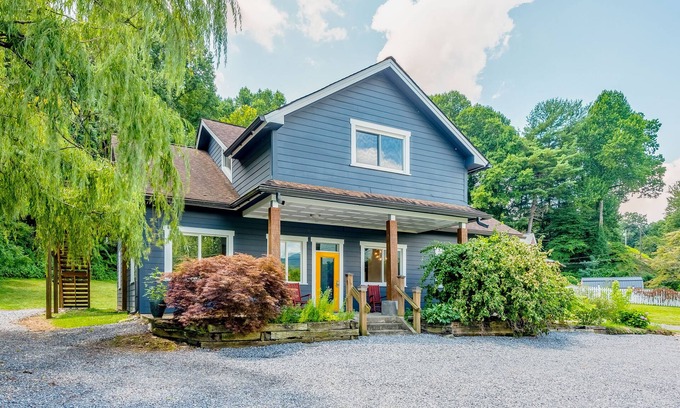 Swannanoa Apartment | Desirable escape near downtown with firepit, fast WiFi, central AC & kitchenette