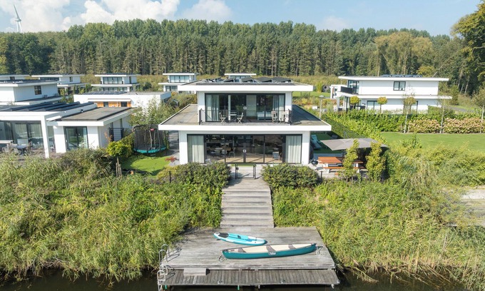 Municipality of Zeewolde House | Detached 10-person villa with fenced garden, trampoline, modern kitchen and private swimming dock