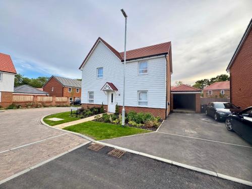 Broad Oak Apartment | Detached 4BR House - Private Garden, Garage & Parking - Perfect for Long Stays, Families, Contractors