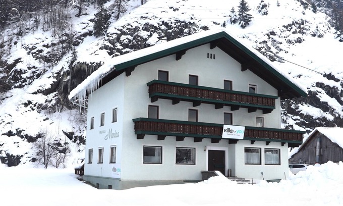 Huben House | Detached group house with ski storage room
