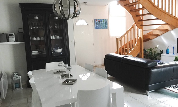 Ares House | Detached house with garden