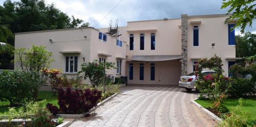 Balaclava Apartment | diamante rosa