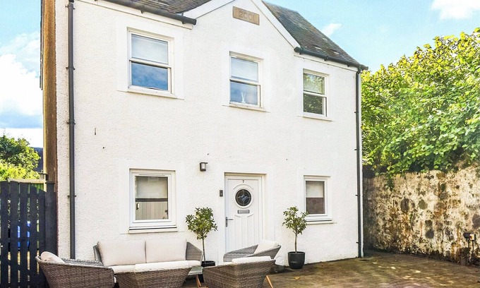 Callander Cottage | Discover luxury in Callander’s heart with this three-bedroom villa.