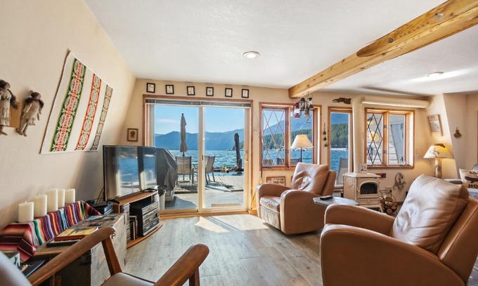 Bayview House | Dock's End Floating Home