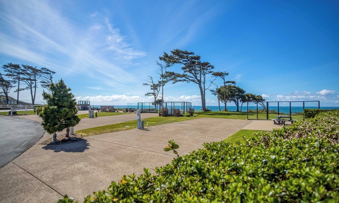 Agate Beach RV Rental | Dog Friendly, Available with 50AMP, 30AMP, Water and Sewer hook up's, WiFi