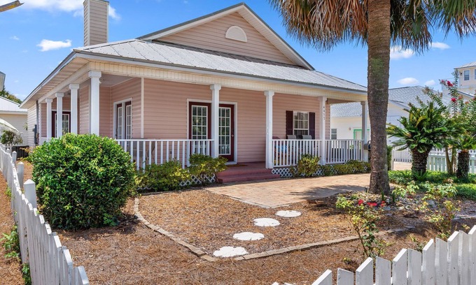 Clipper Cove House | Dog Friendly Home Close to the Beach
