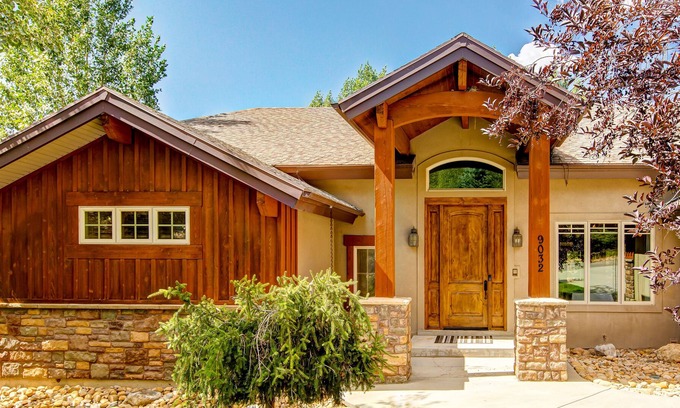 Summit Park House | Dog-friendly home on golf course with 3 gas fireplaces, pool table & 2 kitchens