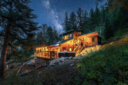 Jamestown House | Dog Friendly, Year Round, Creekside Cabin, Hot Tub, 6 Acres