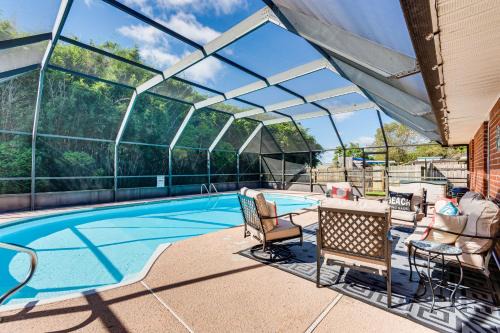 Gulf Breeze House | Dogs Welcome, 1 Mi to Zoo Gulf Breeze Retreat!