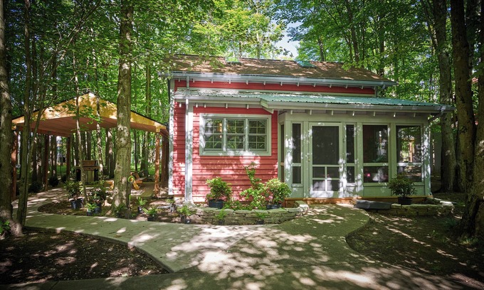Fennville House | Dollybrook 4 - Pet friendly - community pool(CLOSED for the season) - groups allowed