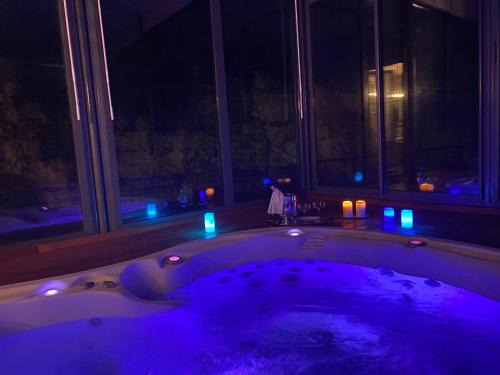 Sainte-Genevieve-les-Gasny House | Domaine Spa Perret-Parc 3Ha-À3Mn Giverny-Jardins Monet-Le Vexin-Château ArtDéco MasterSuite B&B et-ou Gîte de Charme-Aire Enfants-PingPong-Piscine Chauffée en Été-Options Dîner-Billard-Massage-Yoga-Coaching-Fitness-Sauna-Hammam-Promo 1HJacuzzi pour 2Nuits