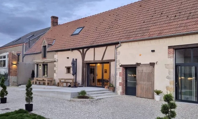 Lorcy Cottage | Domaine Renovated farm with SPA, 15 sleeps, private parking, near Paris