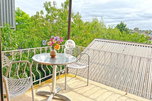 Doncaster House | Doncaster Renovated 5BD/4BR Brick Home Parking WiFi