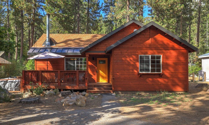 Truckee Cabin | #DonnerBliss⛰HotTub👙FirePit🔥PetFriendly🐶WoodStove🪵