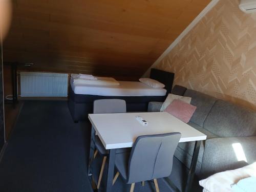 Weiden in der Oberpfalz Apartment | Doppelbett Zimmer plus Zustelbett