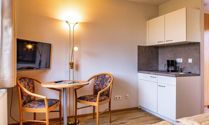 Plau am See House | Doppelzimmer mit Terrasse & Miniküche - Ferienanlage zum See Hotel