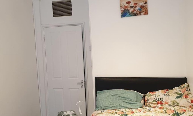 Elephant and Castle Apartment | Double Bedroom by London Bridge - in a Shared Flat