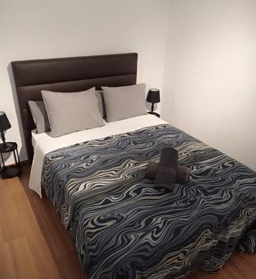 Esquerra de l'Eixample Apartment | Double & Single rooms center city