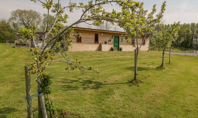Congresbury Cottage | DOWN THE RABBIT HOLE, pet friendly, with a garden in Congresbury