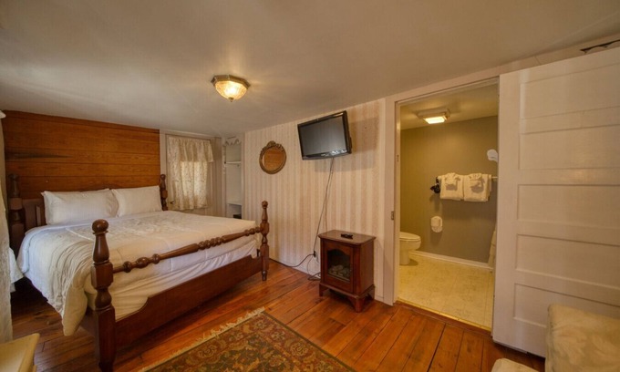 Eureka Springs Historic District Hotel | Downtown Four Poster Piedmont