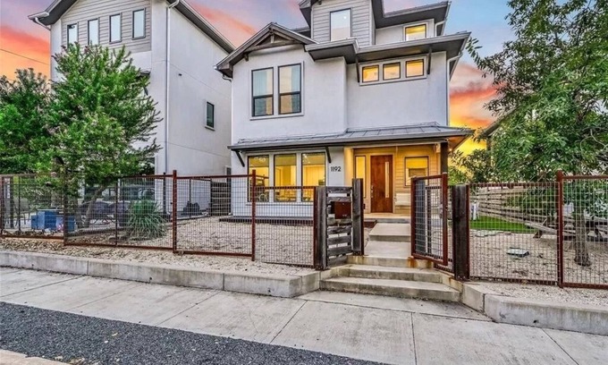 Swede Hill House | Downtown Getaway - with Views - Sleeps 12 - near ACL