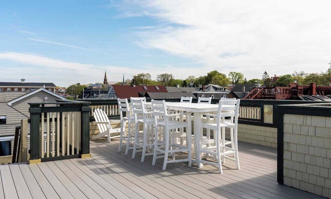 Yachting Village House | Downtown Harbor View