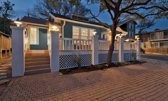 Clarksville House | Downtown retreat and super walkable! Sleeps 6 - 10.