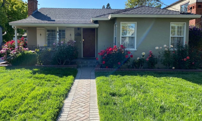Shoreline West House | Downtown Rose Covered Mountain View Home