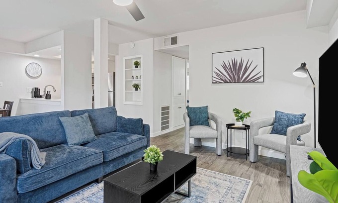 Clarksville Apartment | Downtown/UT-King Bed-ACL-6th ST-Lake-Pool-Parking