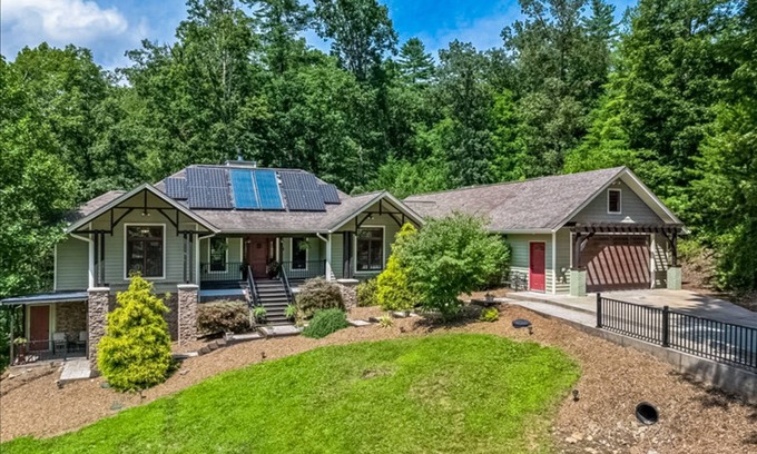 Asheville House | Dream Retreat with Private Pool, Full Outdoor Kitchen, Wifi and EV Charger